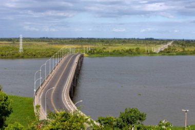 Iguape şehrini Ilha Comprida 'dan ayıran Mar Pequeno üzerindeki viyadük manzarası. Sao Paulo Eyaleti, Brezilya