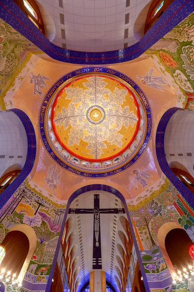 Aparecida, Sp, Brezilya - 11 Şubat 2018 - Orta nefin Ulusal tapınak Our Lady Aparecida bazilikanın kubbe görünümü içinde