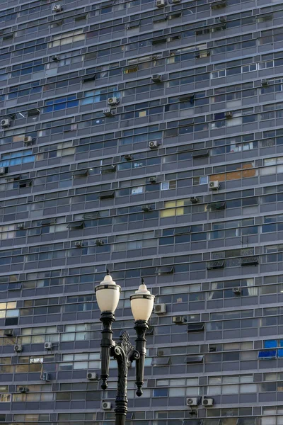 Antiguo Poste Luz Típico Ciudad Sao Paulo Contraste Con Fachada — Foto de Stock