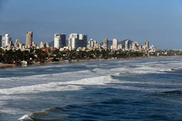 Fale Upaść Plaży Guaruja Sao Paulo Brazylia Miastem Tle — Zdjęcie stockowe