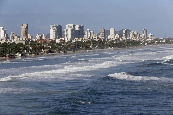 Fale Upaść Plaży Guaruja Sao Paulo Brazylia Miastem Tle — Zdjęcie stockowe
