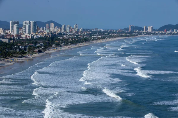 Vågor Slår Stranden Med Staden Bakgrunden Guaruja São Paulo State — Stockfoto