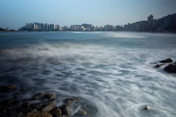 Fale Uderzając Plaży Miasta Tle Guarujá Stanu Sao Paulo Brazylia — Zdjęcie stockowe