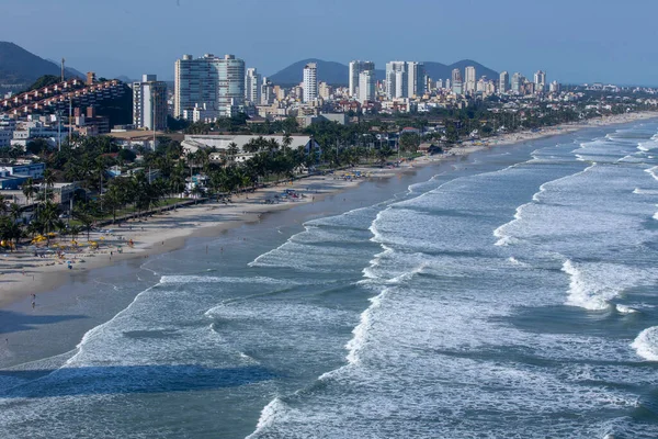 Vågor Slår Stranden Med Staden Bakgrunden Guaruja São Paulo State — Stockfoto