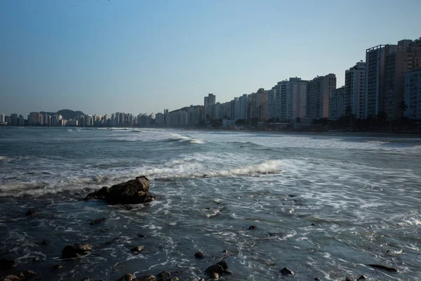 Fale Uderzając Plaży Miasta Tle Guarujá Stanu Sao Paulo Brazylia — Zdjęcie stockowe