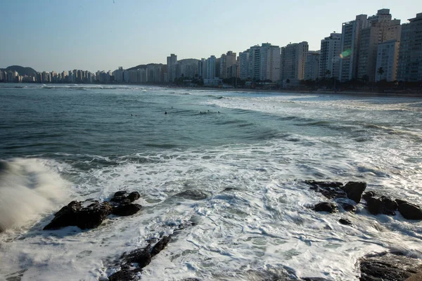 Fale Uderzając Plaży Miasta Tle Guarujá Stanu Sao Paulo Brazylia — Zdjęcie stockowe