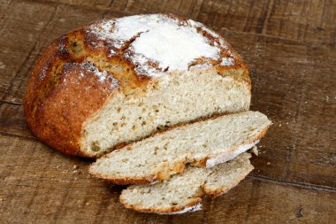 Tipik Portekiz dilimlenmiş ekmeği, buğday unundan yapılmış, kırsal ahşap masa üzerinde.