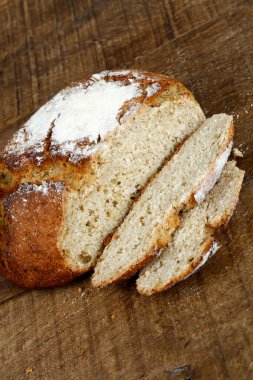 Tipik Portekiz dilimlenmiş ekmeği, buğday unundan yapılmış, kırsal ahşap masa üzerinde.
