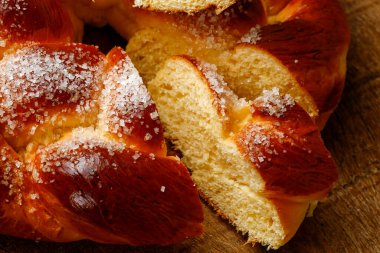 Tatlı büküm ekmek, tipik bir Brezilyalı ekmek, rustik ahşap tablo