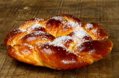 Tatlı büküm ekmek, tipik bir Brezilyalı ekmek, rustik ahşap tablo