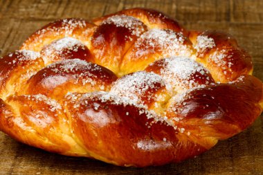 Tatlı büküm ekmek, tipik bir Brezilyalı ekmek, rustik ahşap tablo