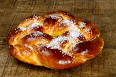 Tatlı büküm ekmek, tipik bir Brezilyalı ekmek, rustik ahşap tablo