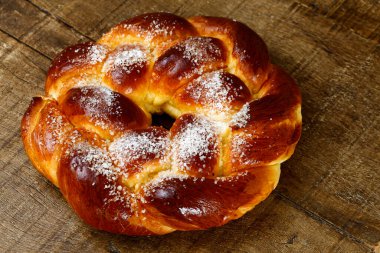 Tatlı büküm ekmek, tipik bir Brezilyalı ekmek, rustik ahşap tablo