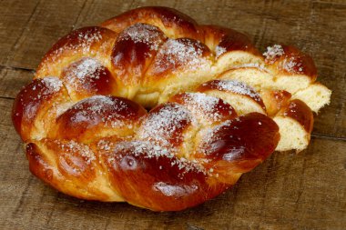 Tatlı büküm ekmek, tipik bir Brezilyalı ekmek, rustik ahşap tablo