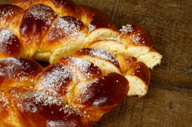 Tatlı büküm ekmek, tipik bir Brezilyalı ekmek, rustik ahşap tablo