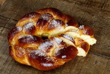 Tatlı büküm ekmek, tipik bir Brezilyalı ekmek, rustik ahşap tablo