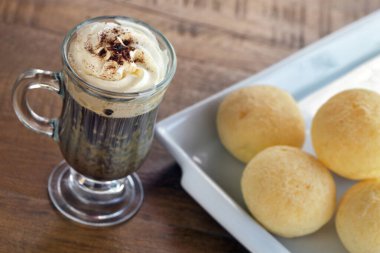 Peynir ekmek, cappuccino bir bardak ile geleneksel Brezilya snack bölümünü