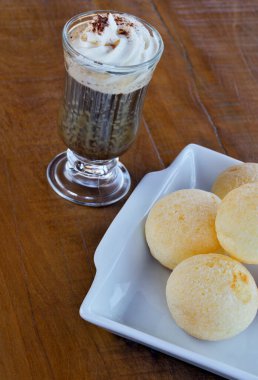 Peynir ekmek, cappuccino bir bardak ile geleneksel Brezilya snack bölümünü