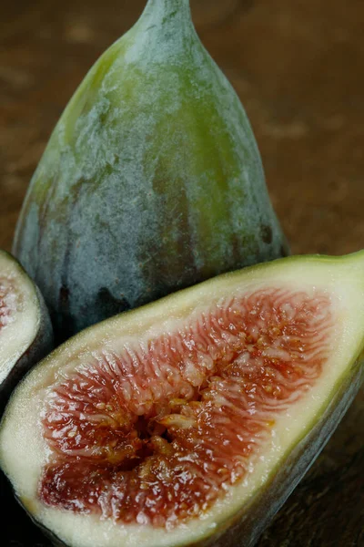 Figo Comum Ficus Carica Inteiro Fatiado Sobre Mesa Madeira Rústica — Fotografia de Stock