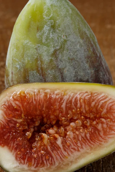 Figo Comum Ficus Carica Inteiro Fatiado Sobre Mesa Madeira Rústica — Fotografia de Stock