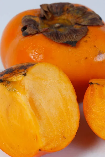 Persimmon Hela Och Skivade Vit Bakgrund — Stockfoto