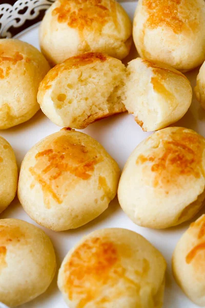 Porzione Del Famoso Pane Formaggio Brasiliano Vassoio Decorato Bianco Sfondo — Foto Stock