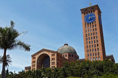 Dünyanın en büyük ikinci Katolik tapınağı olan Lady Aparecida Ulusal Tapınağı Bazilikası 'nın önü geniş. Aparecida, Sao Paulo, eyalet, Brezilya