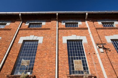 Kırmızı tuğlalı eski elektrikli tren istasyonu binası. Cordeiropolis, Sao Paulo Eyaleti, Brezilya