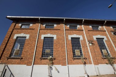 Kırmızı tuğlalı eski elektrikli tren istasyonu binası. Cordeiropolis, Sao Paulo Eyaleti, Brezilya
