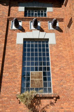 Kırmızı tuğlalı eski elektrikli tren istasyonu binası. Cordeiropolis, Sao Paulo Eyaleti, Brezilya