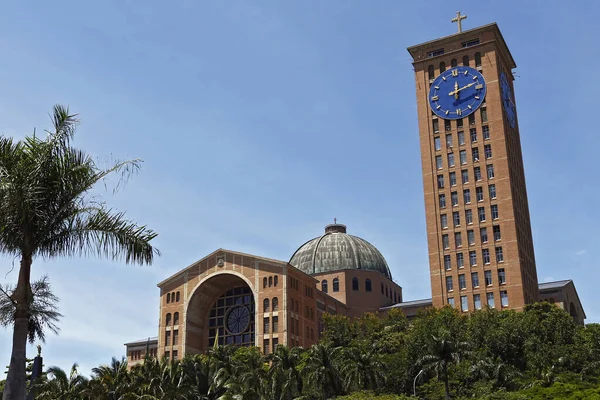 Dünyanın en büyük ikinci Katolik tapınağı olan Lady Aparecida Ulusal Tapınağı Bazilikası 'nın önü geniş. Aparecida, Sao Paulo, eyalet, Brezilya