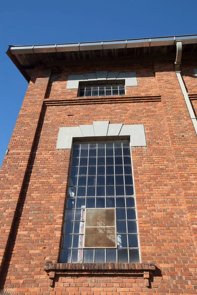 Kırmızı tuğlalı eski elektrikli tren istasyonu binası. Cordeiropolis, Sao Paulo Eyaleti, Brezilya