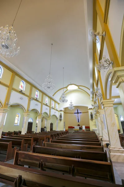 巴西圣保罗的 Guararema Benedito 教堂的内部 — 图库照片