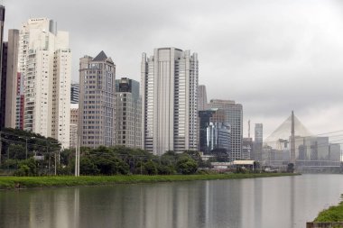 Marjinal Pinheiros binaların Pinheiros Nehri'nin sularında yağmurlu bir günde yansıtıyordu. Sao Paulo. Brezilya