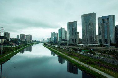 Marjinal Pinheiros binaların Pinheiros Nehri'nin sularında yağmurlu bir günde yansıtıyordu. Sao Paulo. Brezilya