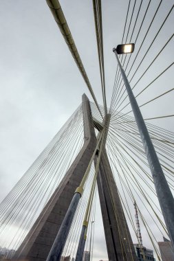 Kablonun closeup köprü marjinal Pinheiros kaldı. Sao Paulo Brezilya