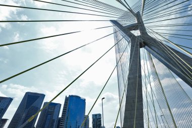 Kablonun yakın çekimi köprü olarak kaldı, aşağıdan görüntü. Marjinal Pinheiros, Sao Paulo şehri, Brezilya