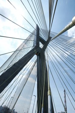 Kablonun yakın çekimi köprü olarak kaldı, aşağıdan görüntü. Marjinal Pinheiros, Sao Paulo şehri, Brezilya