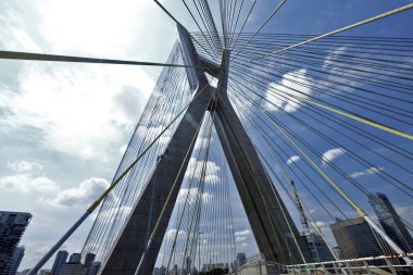 Kablonun yakın çekimi köprü olarak kaldı, aşağıdan görüntü. Marjinal Pinheiros, Sao Paulo şehri, Brezilya