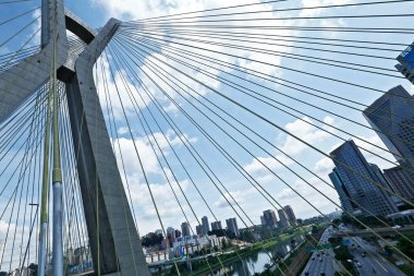 Kablonun yakın çekimi köprü olarak kaldı, aşağıdan görüntü. Marjinal Pinheiros, Sao Paulo şehri, Brezilya