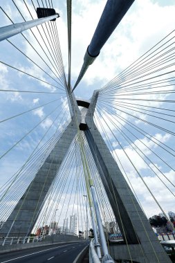 Kablo closeup Köprüsü, alttan görünümü kaldı. Marjinal Pinheiros, Sao Paulo, Brezilya