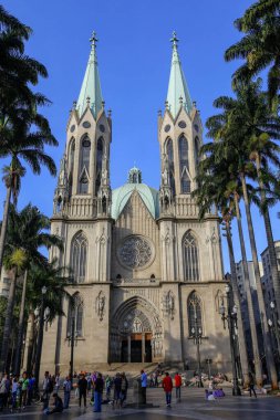 Sao Paulo, Sp, Brezilya - 16 Şubat 2019 - Sao Paulo Metropolitan Katedrali veya Se Katedrali, insanlar meydanın etrafında dönüyor