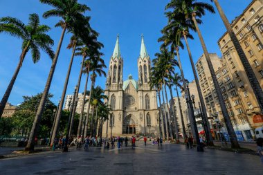 Sao Paulo, Sp, Brezilya - 16 Şubat 2019 - Sao Paulo Metropolitan Katedrali veya Se Katedrali, insanlar meydanın etrafında dönüyor