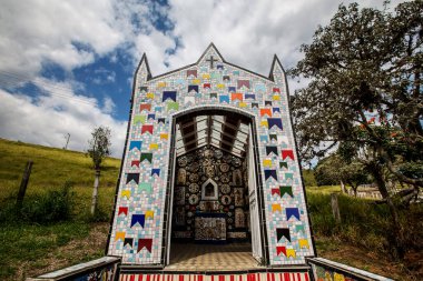 Sao Bento do Sapucai, SP, Brezilya - 22 Nisan 2018 - Küçük yol kenarı şapeli, sanatçılar Angelo Milani ve Claudia Villar tarafından yapılan çok güzel mozaiklerle restore edildi ve dekore edildi