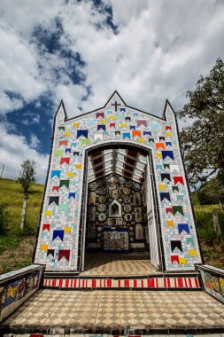 Sao Bento do Sapucai, SP, Brezilya - 22 Nisan 2018 - Küçük yol kenarı şapeli, sanatçılar Angelo Milani ve Claudia Villar tarafından yapılan çok güzel mozaiklerle restore edildi ve dekore edildi