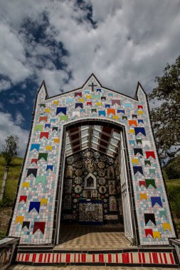 Sao Bento do Sapucai, SP, Brezilya - 22 Nisan 2018 - Küçük yol kenarı şapeli, sanatçılar Angelo Milani ve Claudia Villar tarafından yapılan çok güzel mozaiklerle restore edildi ve dekore edildi