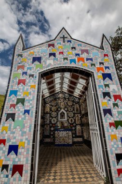 Sao Bento do Sapucai, SP, Brezilya - 22 Nisan 2018 - Küçük yol kenarı şapeli, sanatçılar Angelo Milani ve Claudia Villar tarafından yapılan çok güzel mozaiklerle restore edildi ve dekore edildi