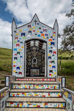 Sao Bento do Sapucai, SP, Brezilya - 22 Nisan 2018 - Küçük yol kenarı şapeli, sanatçılar Angelo Milani ve Claudia Villar tarafından yapılan çok güzel mozaiklerle restore edildi ve dekore edildi