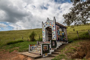 Sao Bento do Sapucai, SP, Brezilya - 22 Nisan 2018 - Küçük yol kenarı şapeli, sanatçılar Angelo Milani ve Claudia Villar tarafından yapılan çok güzel mozaiklerle restore edildi ve dekore edildi
