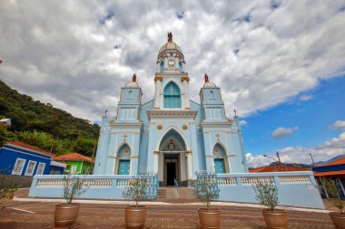 Matriz de Sao Bento do Sapucai Kilisesi 'nin ön görüntüsü, mavi ve beyaz renklerde ve altın detaylarla. Sao Paulo Eyaleti, Brezilya